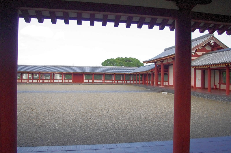 塀の中から
