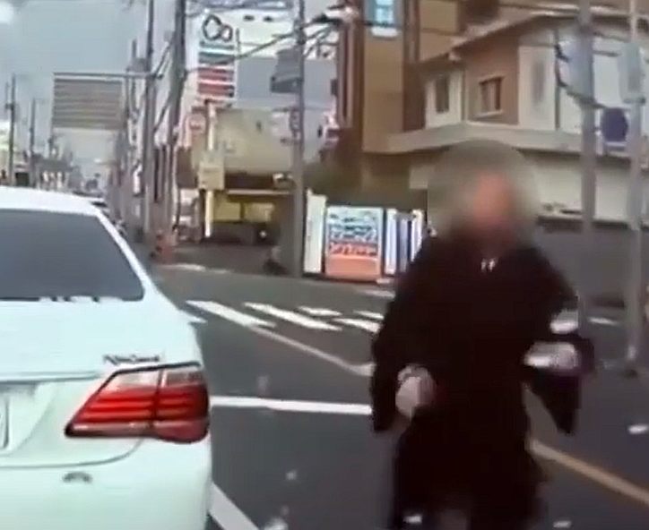 早く車線変更したい人と 断固 入れさせない人