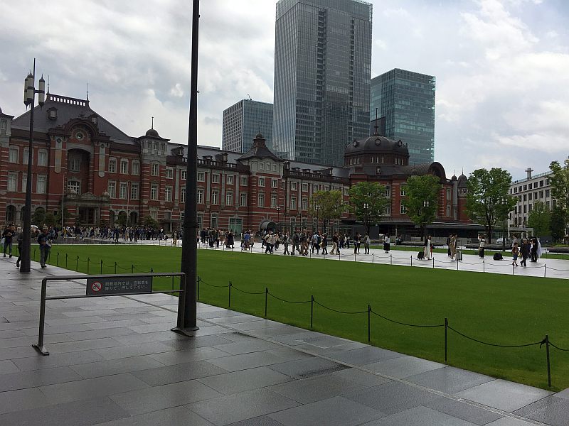 東京駅から皇居って歩いて行けるんだね